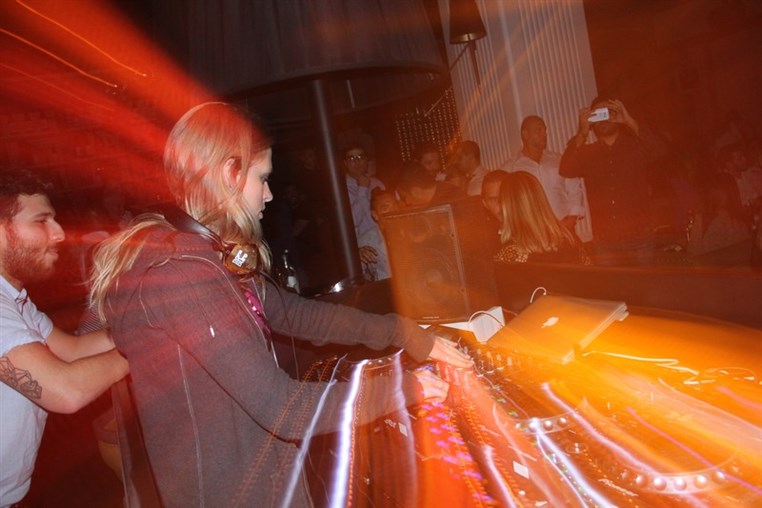 Nora En Pure LIVE at INDIE